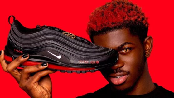 Nike подала в суд на рэпера MSCHF из-за кроссовок с кровью Nike подала в суд на рэпера MSCHF из-за кроссовок с кровью