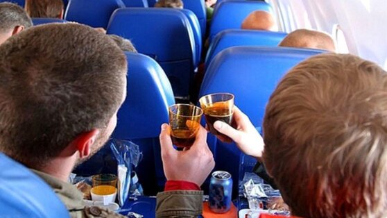 Стюардесса назвала способы избежать неприятного попутчика