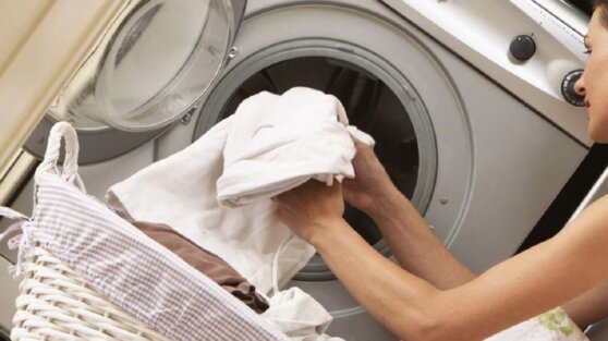 Почему после стирки одежда неприятно пахнет: самые частые причины