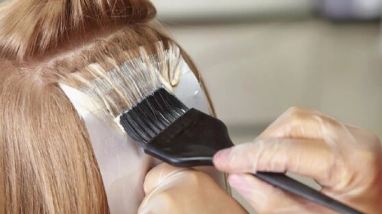 Муж сделал домашнее окрашивание жене и удивил ее