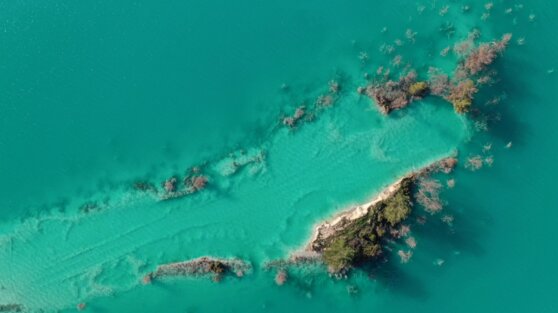 Озеро в Турции стало бирюзовым, но опасным