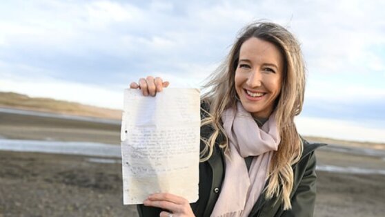 Женщина отправила послание в бутылке и получила его обратно спустя 27 лет