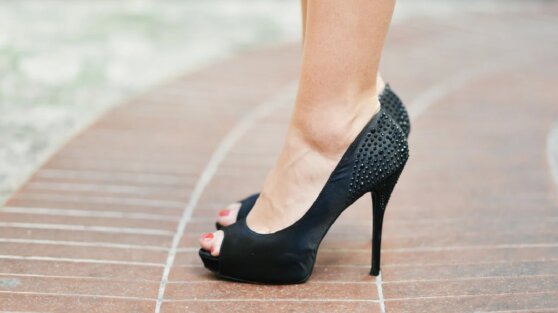 Женщина показала, как носить туфли на каблуках без боли