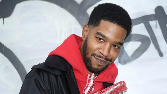 Рэпер Kid Cudi выступил в цветочном платье как у Курта Кобейна Рэпер Kid Cudi выступил в цветочном платье как у Курта Кобейна