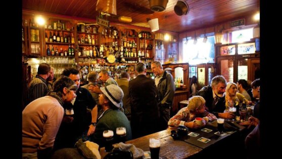 В Британии после отмены ограничений возникли очереди в пабы В Британии после отмены ограничений возникли очереди в пабы