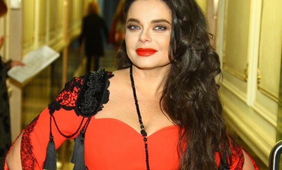 Наташа Королева с синими косичками выглядит ровесницей сына