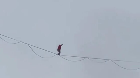 В Сочи мужчина прошел по канату между скал и попал на видео