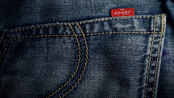 Россиянин проверил качество популярных брюк Levi’s и рассказал о результате