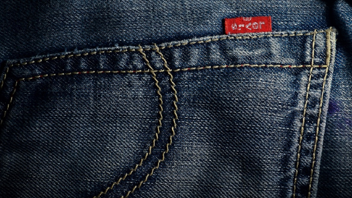 Джинсы с рисунком сзади бренд