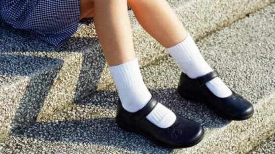 Британка нашла простой способ улучшить вид старой черной обуви