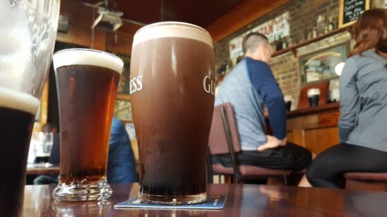 Британцев призвали пить больше пива и спасти пабы Британцев призвали пить больше пива и спасти пабы
