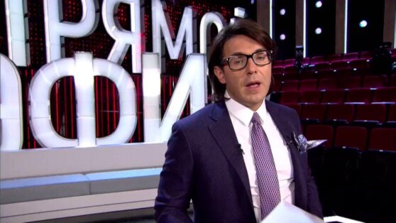 Во время телешоу Малахов в ярости плеснул водой в коллегу