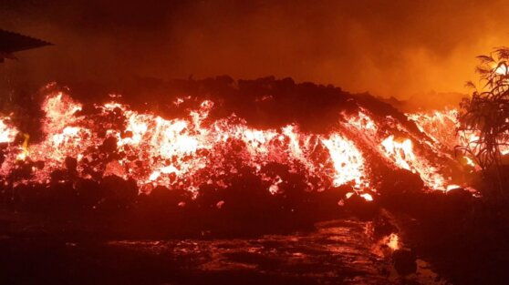 Извержение вулкана Ньирагонго: уничтожающие дома потоки лавы попали на видео