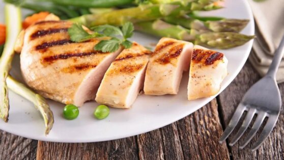 Эксперт назвал самые опасные для приготовления части курицы