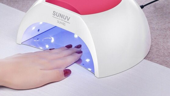 Малышева рассказала, чем грозит маникюр гель-лаком