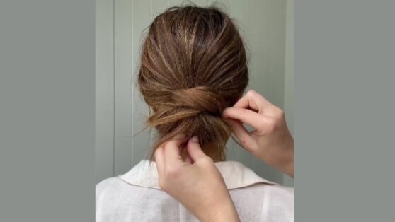 Стилист показала, как сделать прическу из салона дома