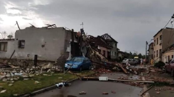 Разрушивший сотни домов торнадо в Чехии сняли на видео