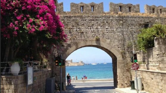 Россиянка бюджетно отдохнула в Греции и раскрыла секреты комфортного отдыха