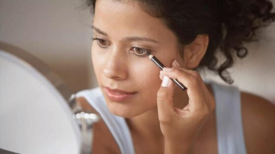 Визажисты рассекретили способы сохранения макияжа в жару