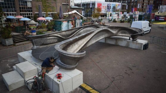 В Амстердаме установили напечатанный на 3D-принтере мост В Амстердаме установили напечатанный на 3D-принтере мост