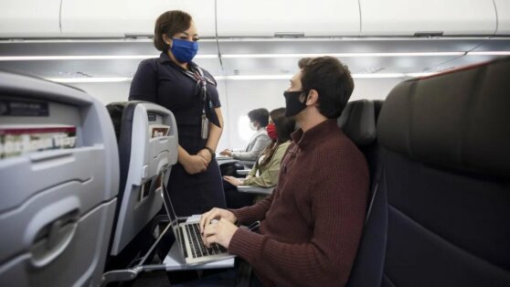 Бортпроводник назвал самые опасные привычки авиапассажиров