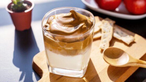 Модный кофе дальгона можно легко и быстро приготовить дома