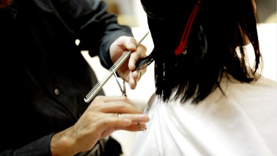 Парикмахеры раскрыли секреты удачной стрижки дома