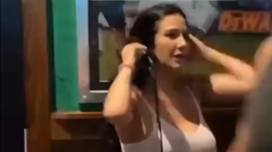 Женщина сделала себе укладку прямо в баре и попала на видео