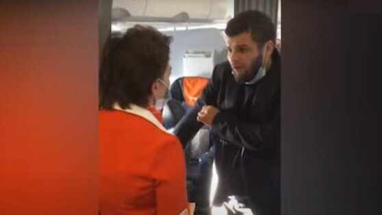Устроивший дебош в самолете россиянин попал на видео