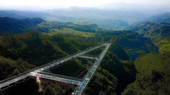 В сети появилось видео «кровати-гамака» на высоте 300 метров В сети появилось видео «кровати-гамака» на высоте 300 метров