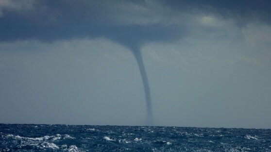 Мощный смерч на Кубани разрушил местный пляж