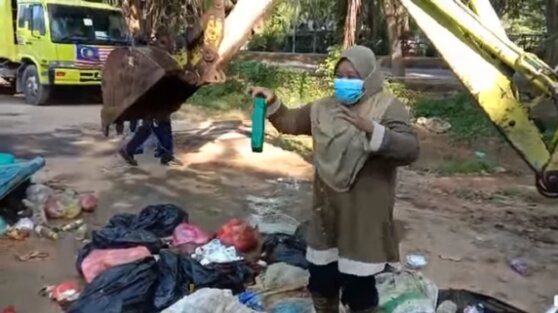 Женщина случайно выбросила шкатулку с золотом