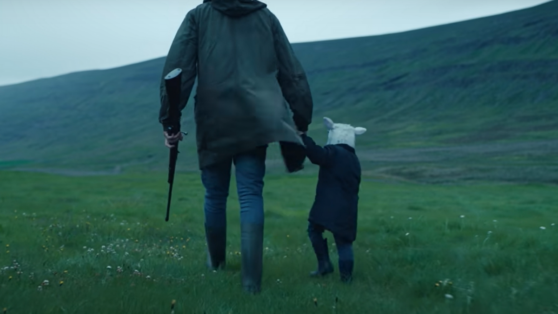 Супруги-фермеры воспитывают странное существо в фильме «Агнец»