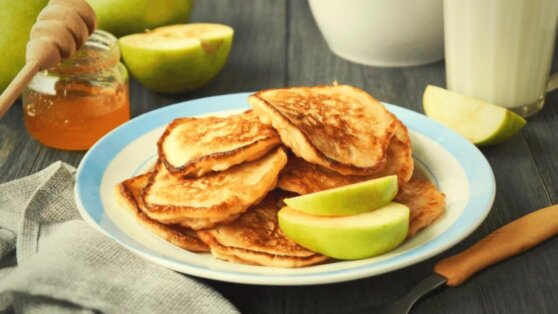 Как приготовить пышные яблочные оладьи