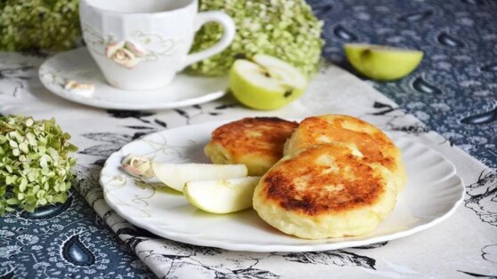 Как приготовить сырники с яблоками на завтрак