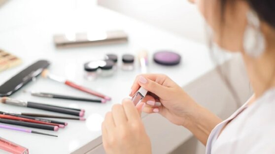 Названа самая опасная косметика