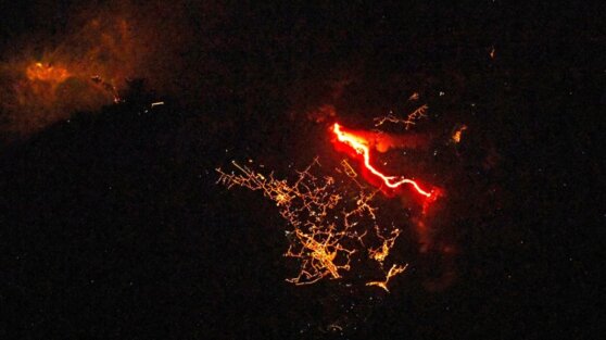 Из космоса показали остров Ла-Пальма, покрытый раскаленной лавой