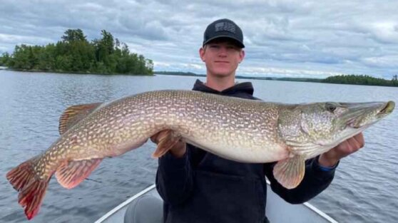 15-летний рыбак поймал щуку рекордного размера