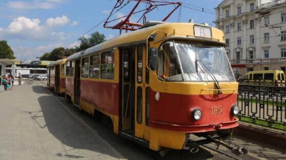 Российская пенсионерка прервала движение трамвая и попала на видео