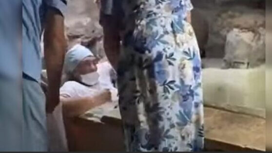 Россиянка на Кипре забралась в древний саркофаг и застряла