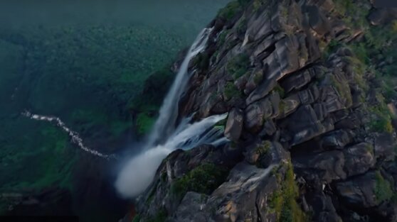 На видео запечатлели «свободное падение» с самого высокого водопада в мире