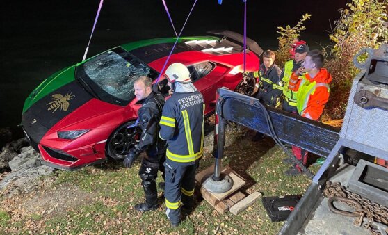 Водитель перепутал педали и закинул новый Lamborghini в озеро