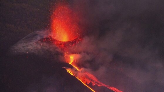 Третий поток лавы вышел из вулкана Кумбре Вьеха после его обрушения: видео