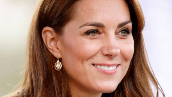 Кейт Миддлтон вышла в свет в старом платье за 1500 рублей
