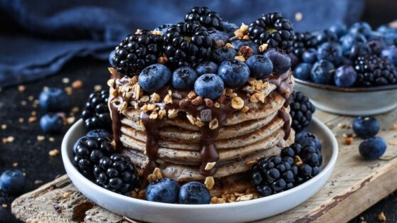Оладьи с ежевикой: простой рецепт утреннего блюда