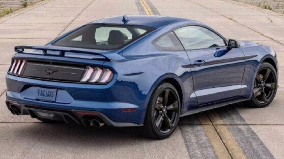 Водитель Chevrolet Corvette отказался от уличных гонок и был обстрелян из Ford Mustang
