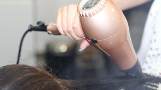 Парикмахер назвала главную ошибку в использовании фена