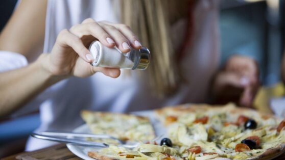 Сокращают жизнь: кардиолог объяснила, какая еда вреднее сладостей