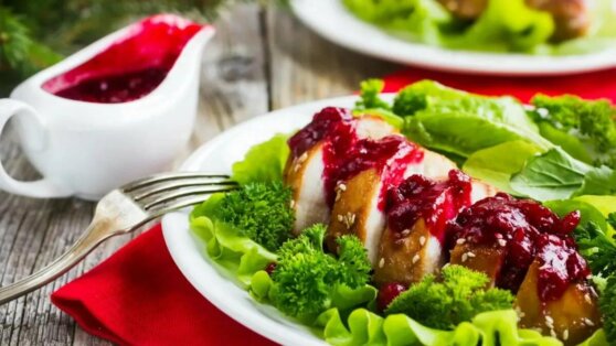 Клюквенно-брусничный соус к мясу: быстрый рецепт