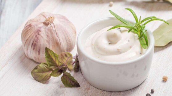 Рецепт чесночно-сметанного соуса: вкусно и быстро